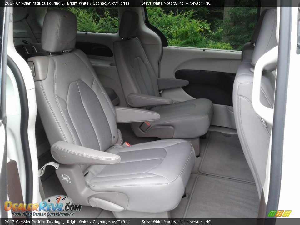2017 Chrysler Pacifica Touring L Bright White / Cognac/Alloy/Toffee Photo #17