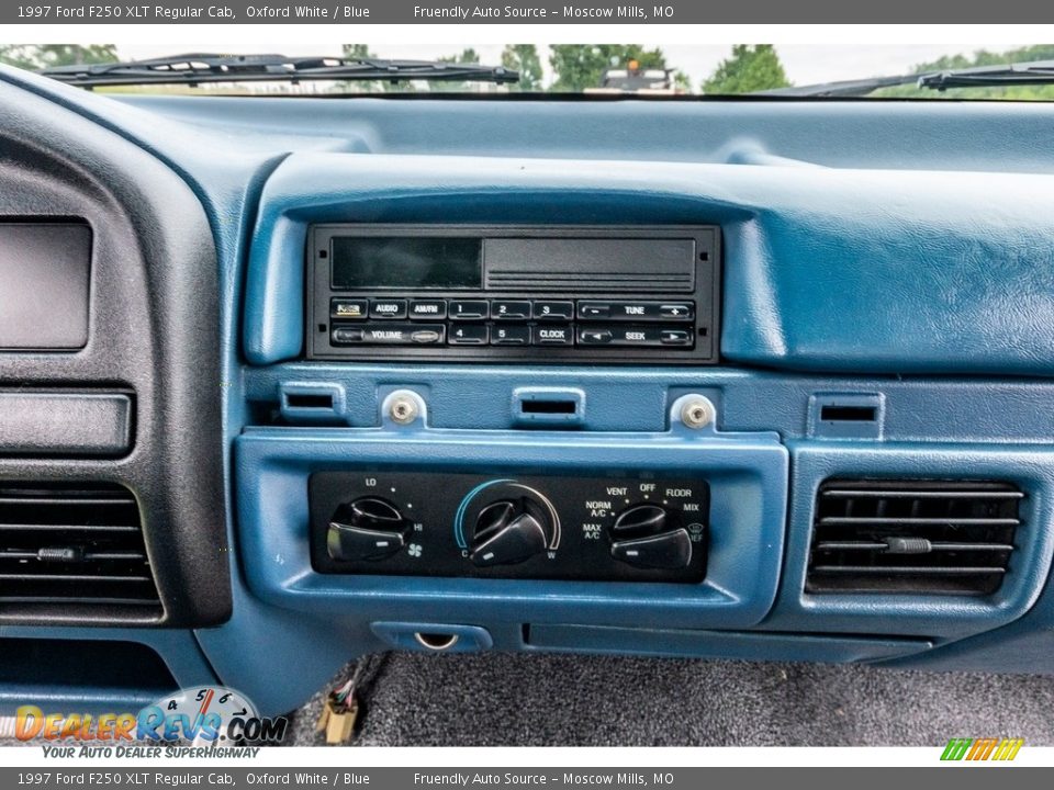 Dashboard of 1997 Ford F250 XLT Regular Cab Photo #31