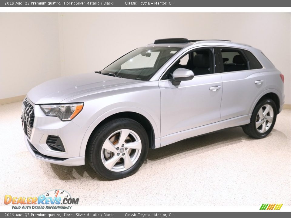 Front 3/4 View of 2019 Audi Q3 Premium quattro Photo #3