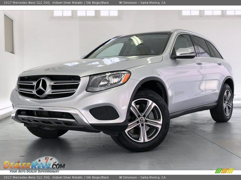 Front 3/4 View of 2017 Mercedes-Benz GLC 300 Photo #12