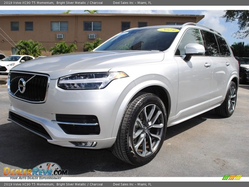Front 3/4 View of 2019 Volvo XC90 T5 Momentum Photo #5