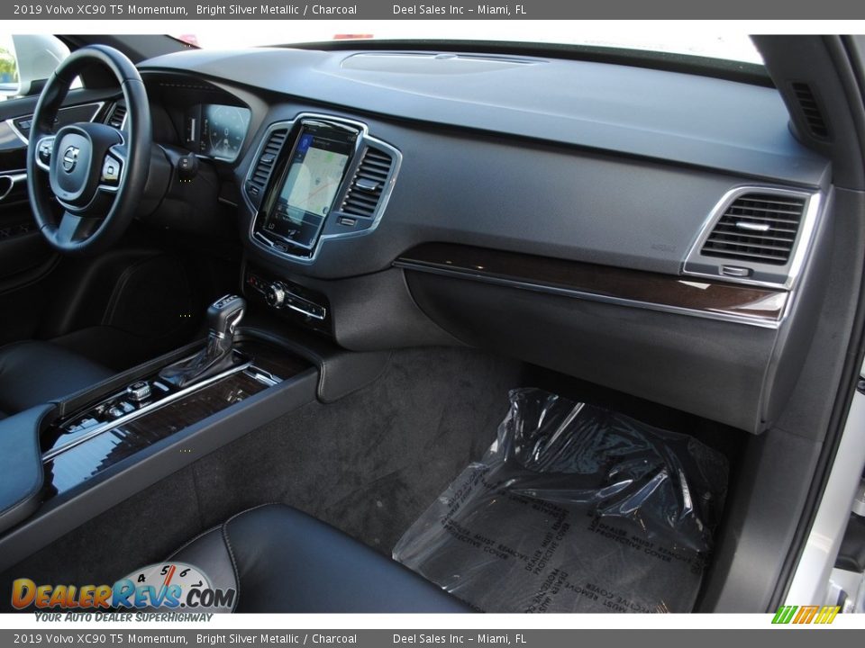 2019 Volvo XC90 T5 Momentum Bright Silver Metallic / Charcoal Photo #17