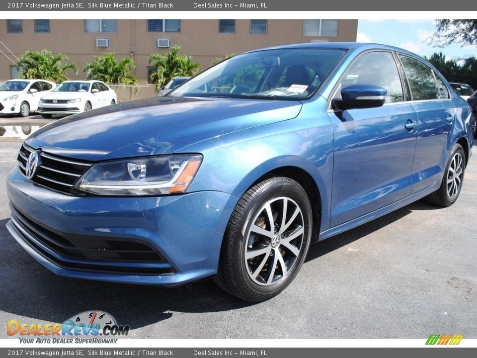 Front 3/4 View of 2017 Volkswagen Jetta SE Photo #5
