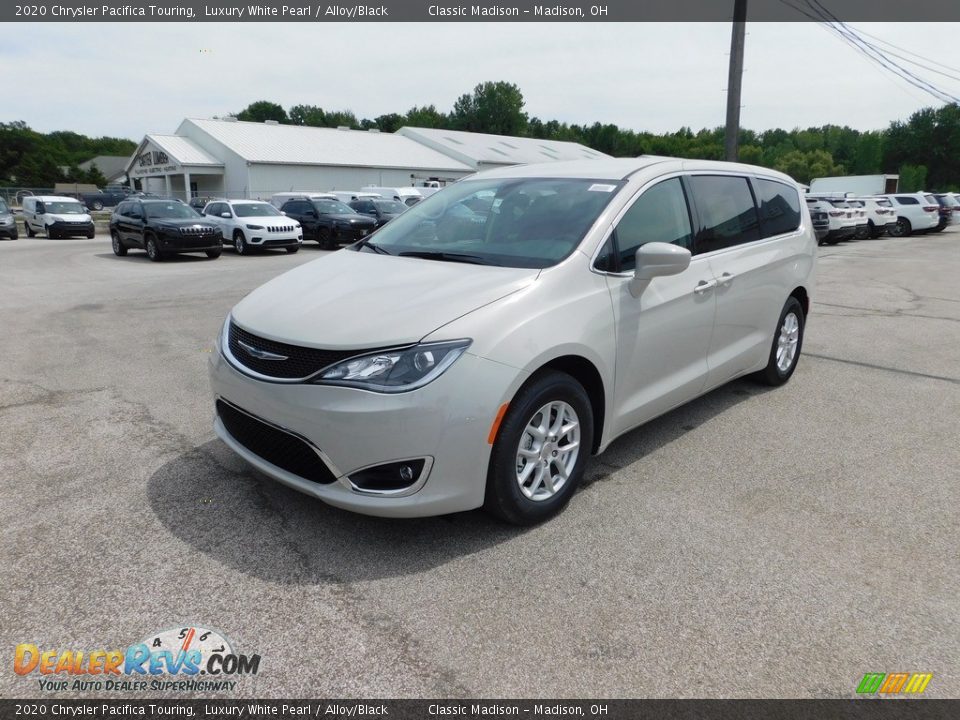 Front 3/4 View of 2020 Chrysler Pacifica Touring Photo #2