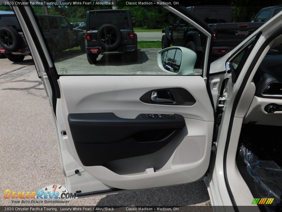 2020 Chrysler Pacifica Touring Luxury White Pearl / Alloy/Black Photo #8