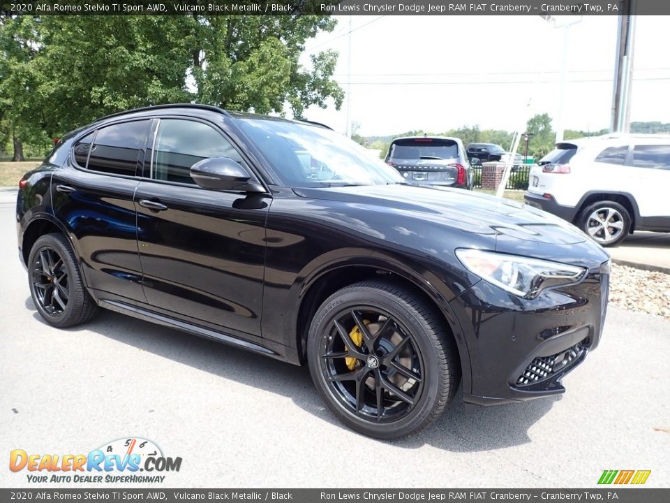 Front 3/4 View of 2020 Alfa Romeo Stelvio TI Sport AWD Photo #3