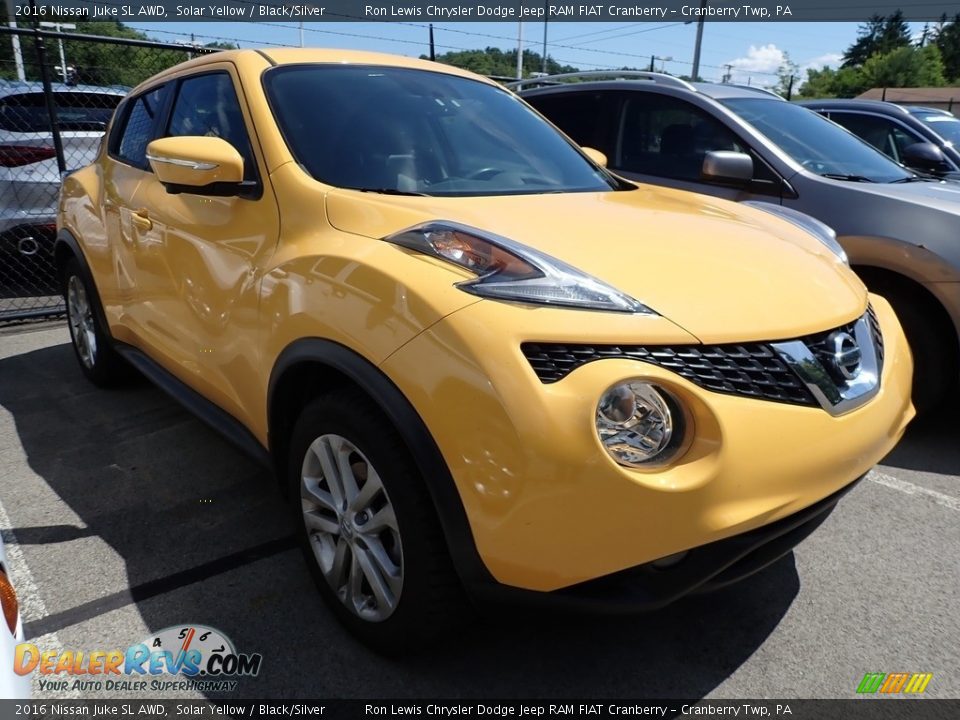 Front 3/4 View of 2016 Nissan Juke SL AWD Photo #4