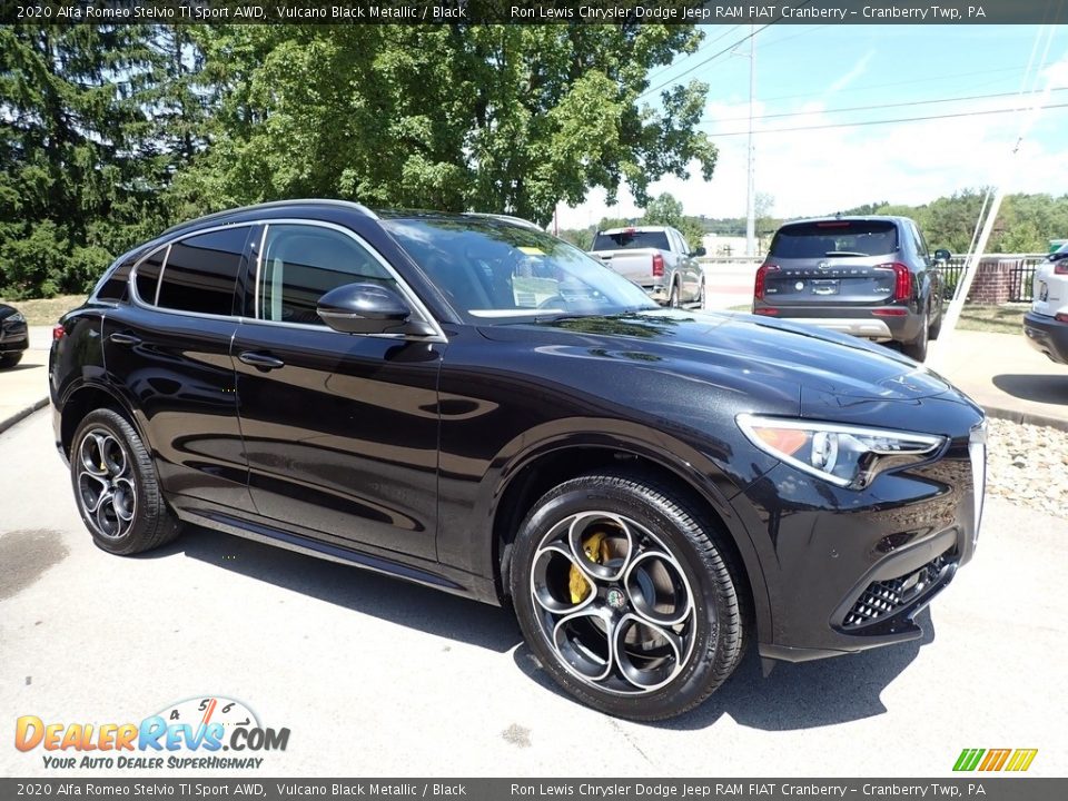 Front 3/4 View of 2020 Alfa Romeo Stelvio TI Sport AWD Photo #3