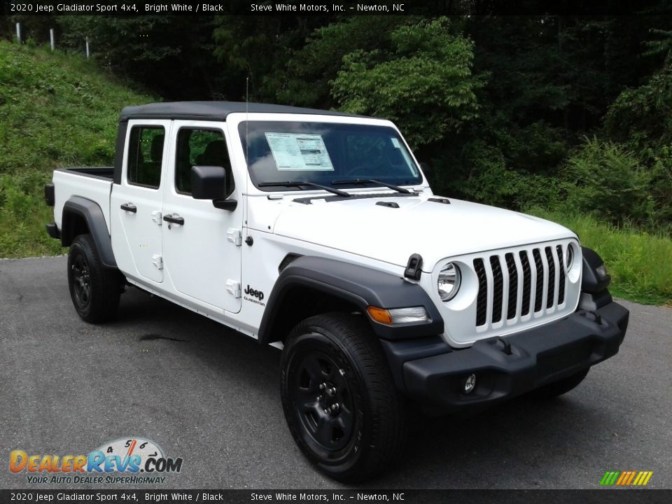 Front 3/4 View of 2020 Jeep Gladiator Sport 4x4 Photo #4
