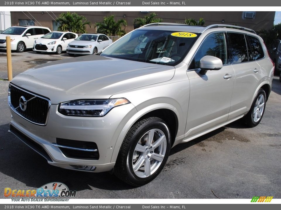 Front 3/4 View of 2018 Volvo XC90 T6 AWD Momentum Photo #4