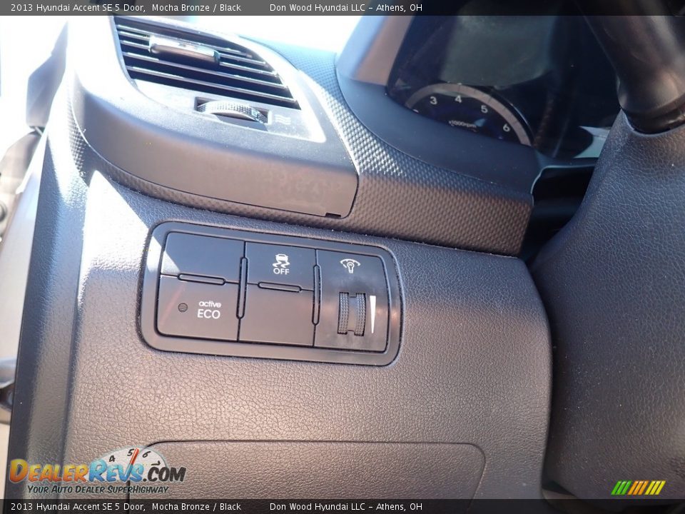 2013 Hyundai Accent SE 5 Door Mocha Bronze / Black Photo #15