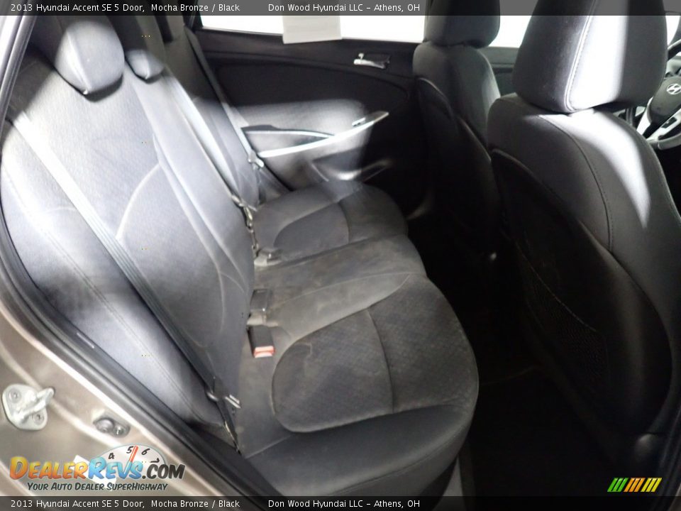 2013 Hyundai Accent SE 5 Door Mocha Bronze / Black Photo #33