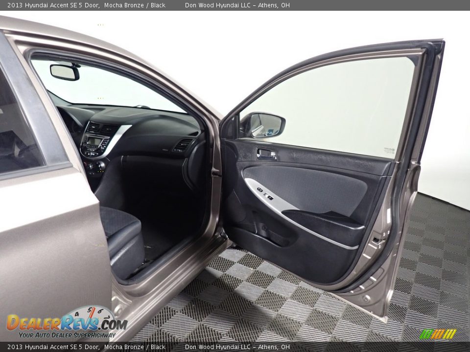 2013 Hyundai Accent SE 5 Door Mocha Bronze / Black Photo #34