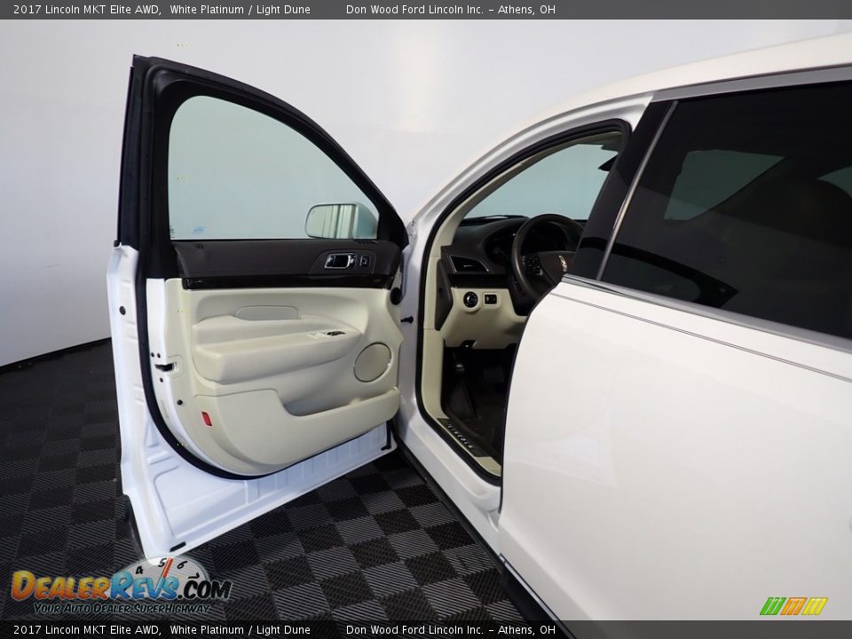 2017 Lincoln MKT Elite AWD White Platinum / Light Dune Photo #33