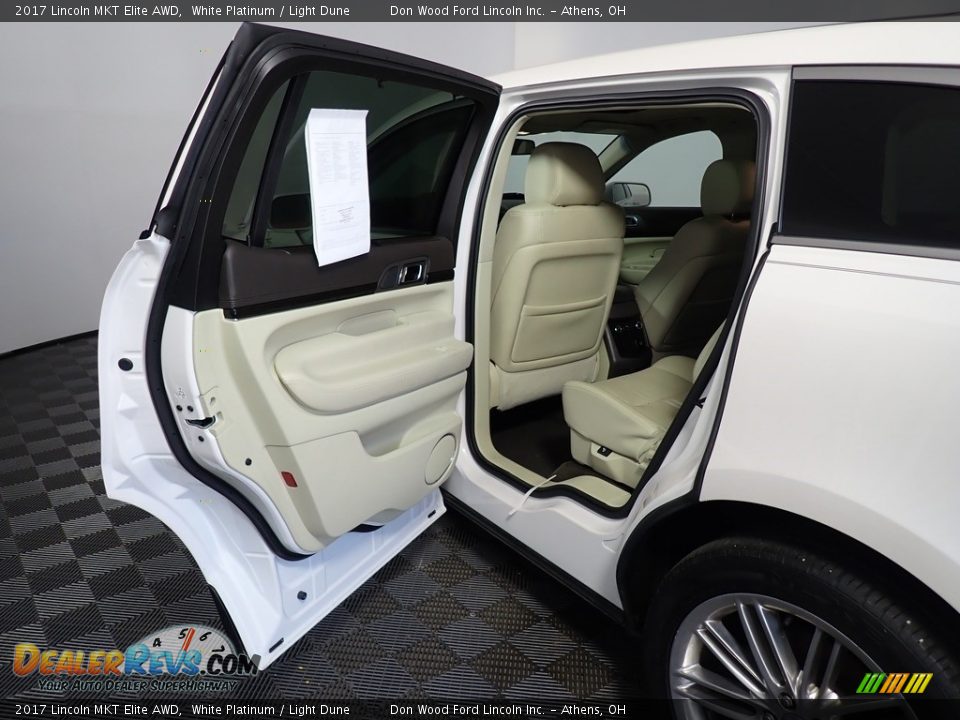 Door Panel of 2017 Lincoln MKT Elite AWD Photo #36