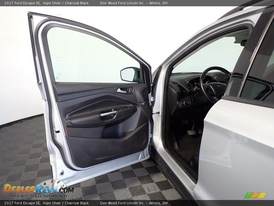 2017 Ford Escape SE Ingot Silver / Charcoal Black Photo #28