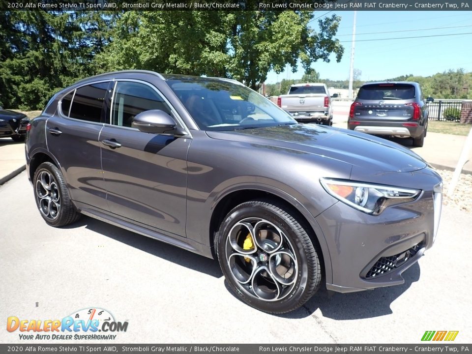 Front 3/4 View of 2020 Alfa Romeo Stelvio TI Sport AWD Photo #3