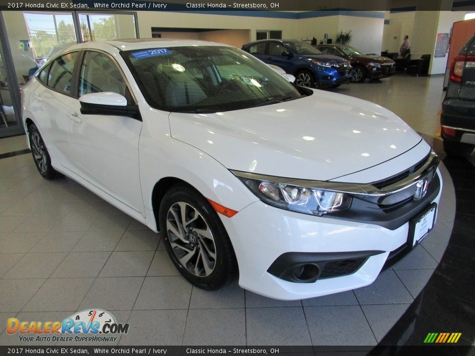 Front 3/4 View of 2017 Honda Civic EX Sedan Photo #3