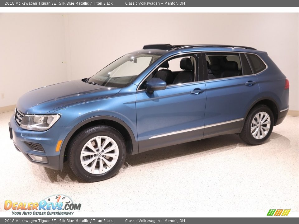 Front 3/4 View of 2018 Volkswagen Tiguan SE Photo #3