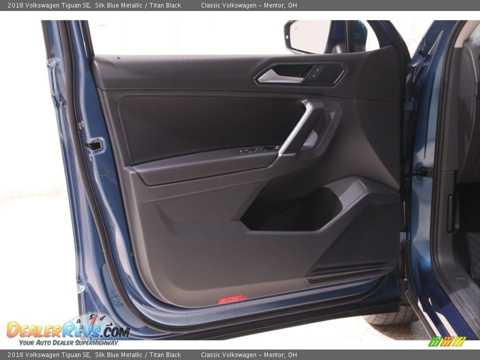 Door Panel of 2018 Volkswagen Tiguan SE Photo #4