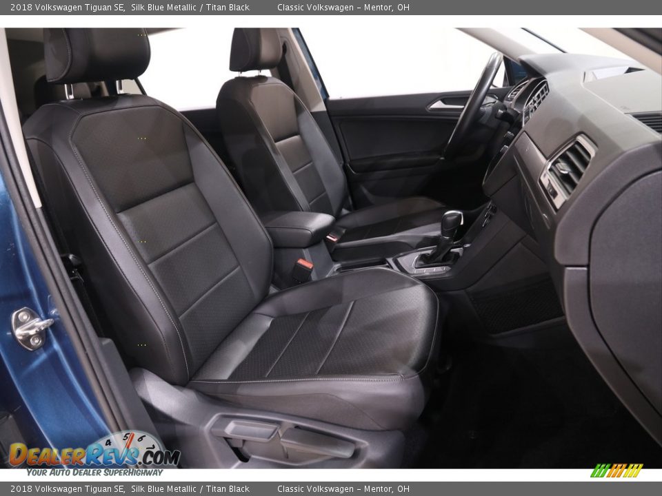 Front Seat of 2018 Volkswagen Tiguan SE Photo #14