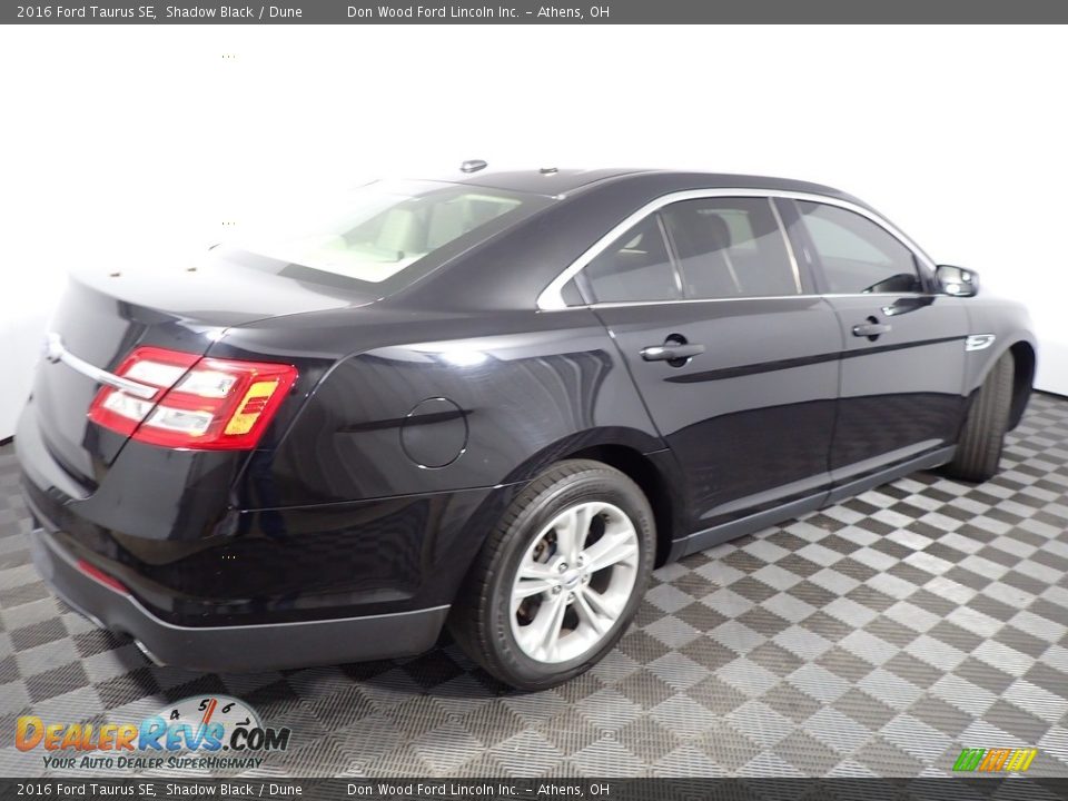 2016 Ford Taurus SE Shadow Black / Dune Photo #14