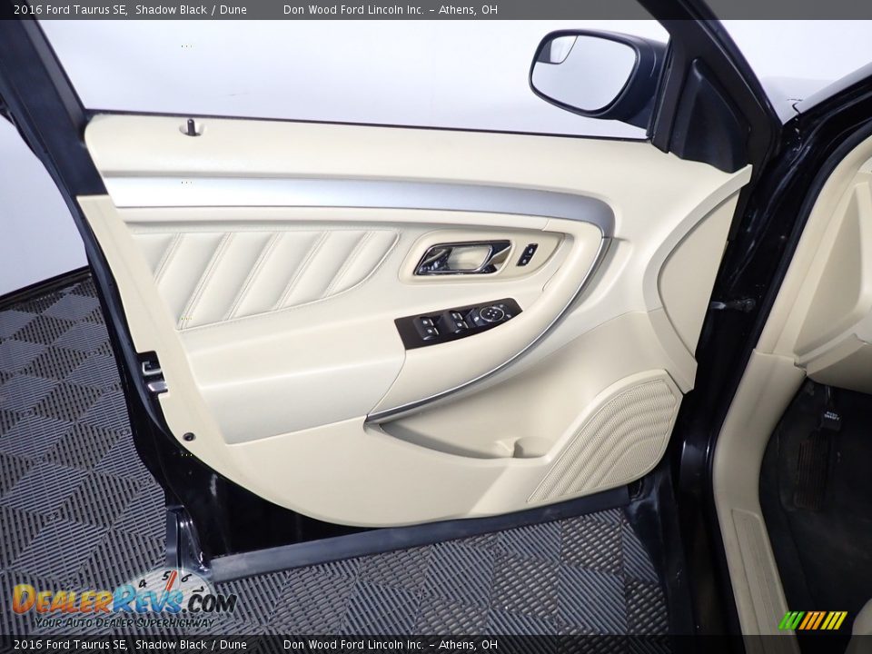 Door Panel of 2016 Ford Taurus SE Photo #16