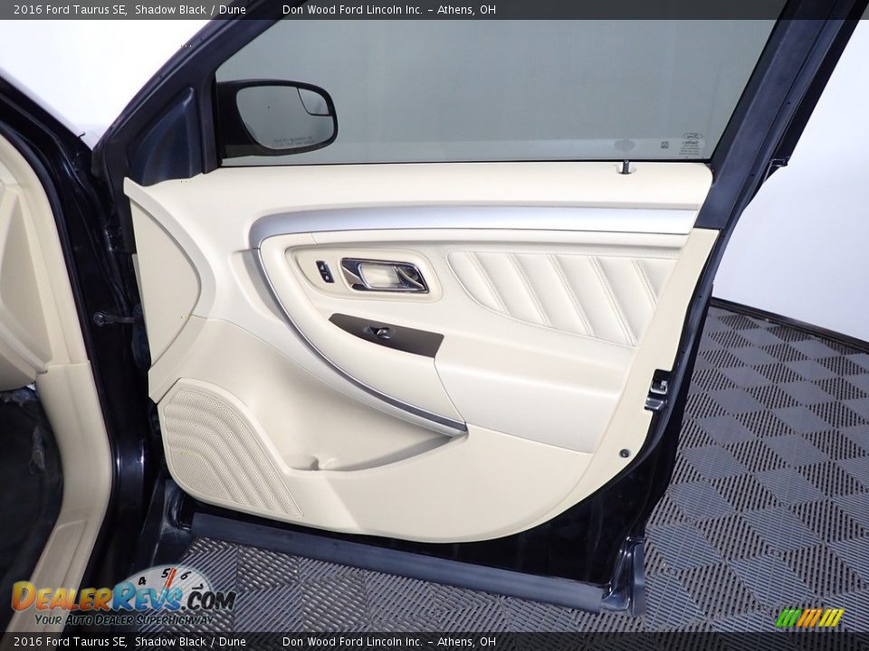 Door Panel of 2016 Ford Taurus SE Photo #24