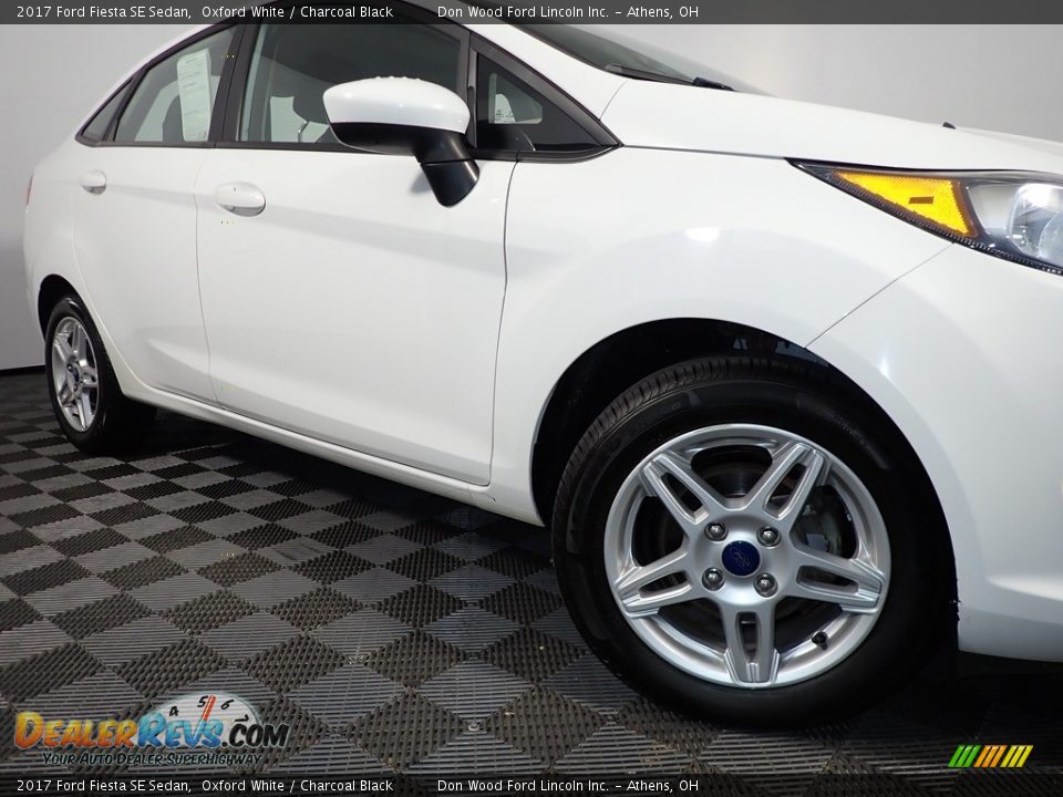 2017 Ford Fiesta SE Sedan Oxford White / Charcoal Black Photo #3