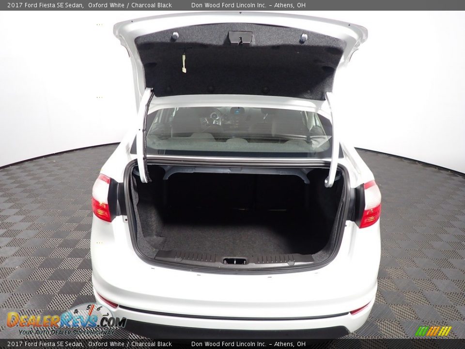 2017 Ford Fiesta SE Sedan Oxford White / Charcoal Black Photo #12