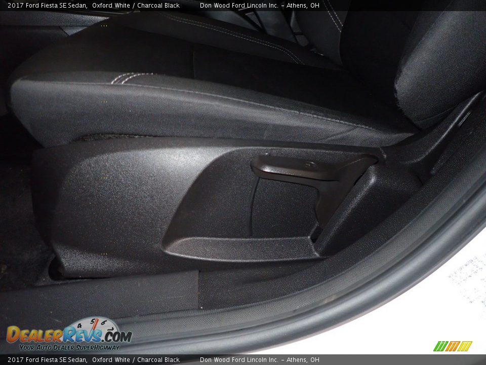 2017 Ford Fiesta SE Sedan Oxford White / Charcoal Black Photo #17