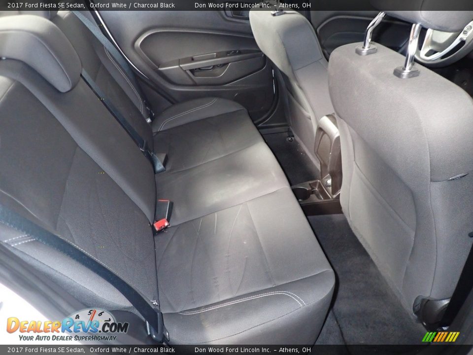 2017 Ford Fiesta SE Sedan Oxford White / Charcoal Black Photo #24