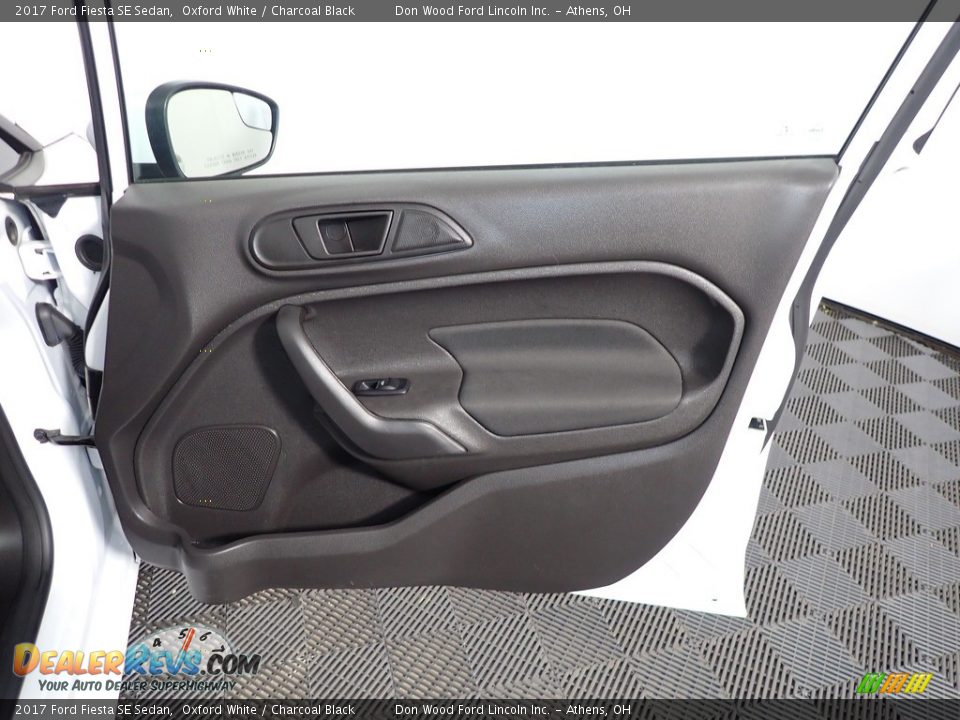 2017 Ford Fiesta SE Sedan Oxford White / Charcoal Black Photo #25