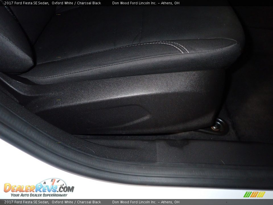 2017 Ford Fiesta SE Sedan Oxford White / Charcoal Black Photo #26