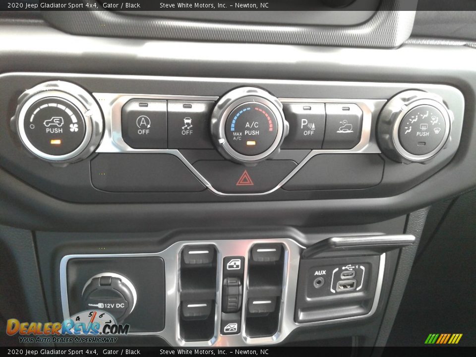 Controls of 2020 Jeep Gladiator Sport 4x4 Photo #24