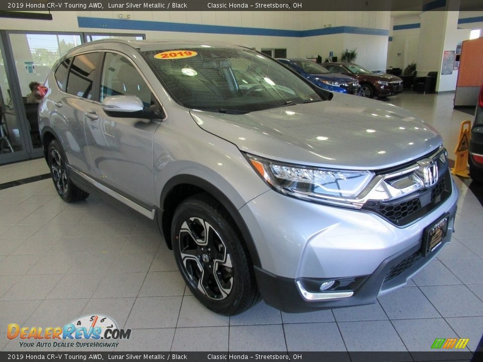 Front 3/4 View of 2019 Honda CR-V Touring AWD Photo #3