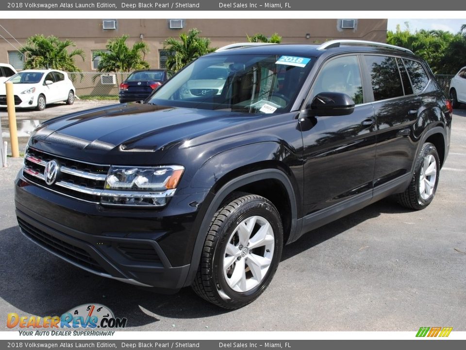 Front 3/4 View of 2018 Volkswagen Atlas Launch Edition Photo #4