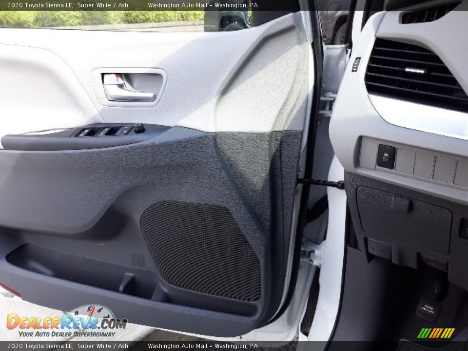 2020 Toyota Sienna LE Super White / Ash Photo #7