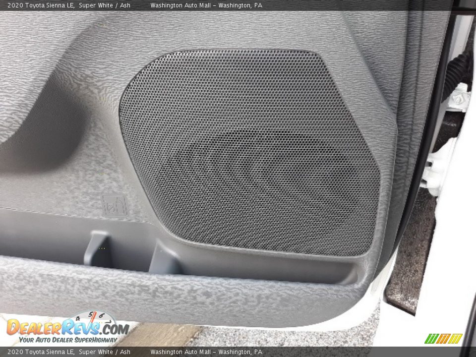 2020 Toyota Sienna LE Super White / Ash Photo #9
