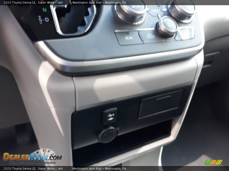 2020 Toyota Sienna LE Super White / Ash Photo #15