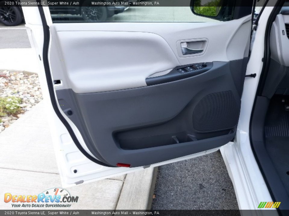 2020 Toyota Sienna LE Super White / Ash Photo #22