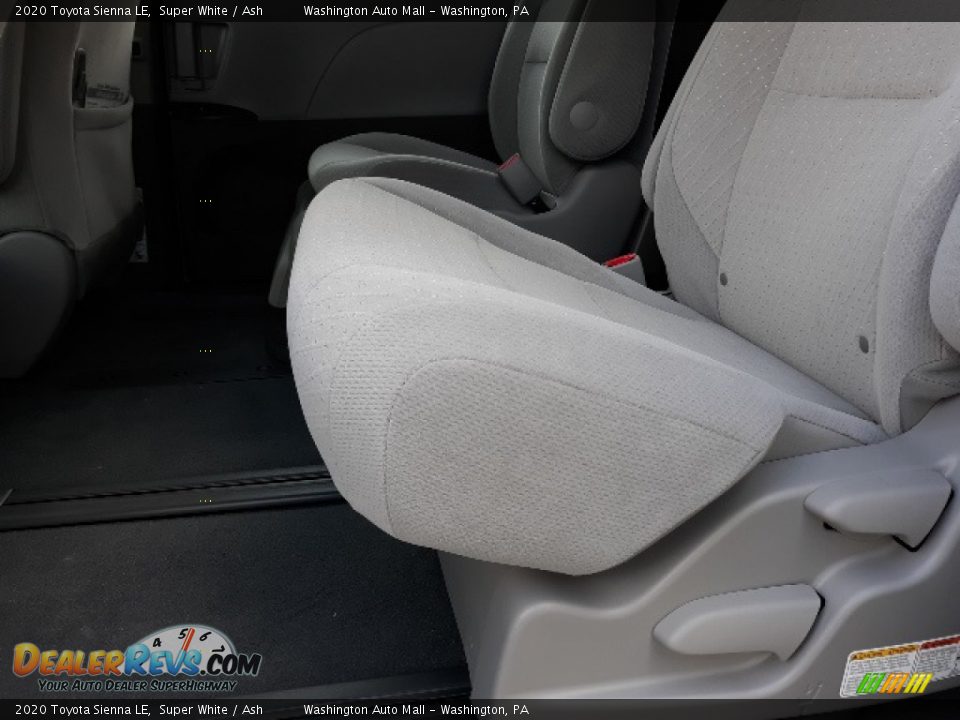 2020 Toyota Sienna LE Super White / Ash Photo #25