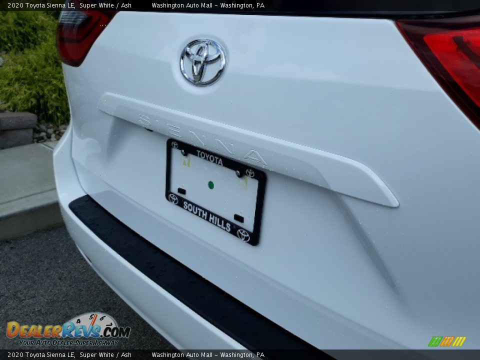 2020 Toyota Sienna LE Super White / Ash Photo #32