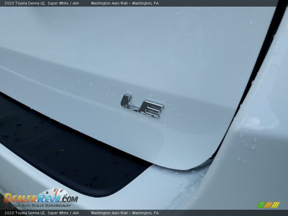 2020 Toyota Sienna LE Super White / Ash Photo #33