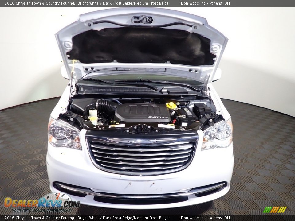 2016 Chrysler Town & Country Touring Bright White / Dark Frost Beige/Medium Frost Beige Photo #5