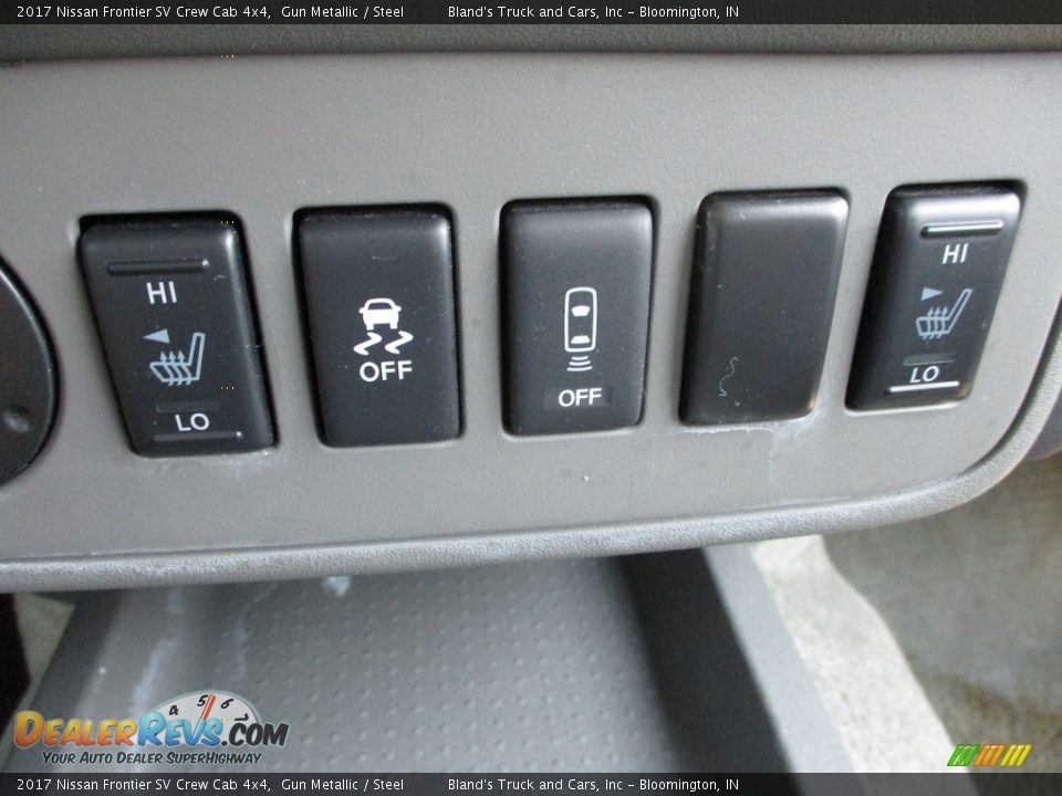 Controls of 2017 Nissan Frontier SV Crew Cab 4x4 Photo #20