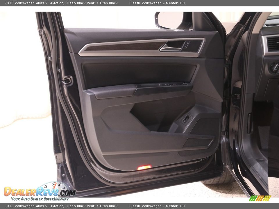 Door Panel of 2018 Volkswagen Atlas SE 4Motion Photo #4