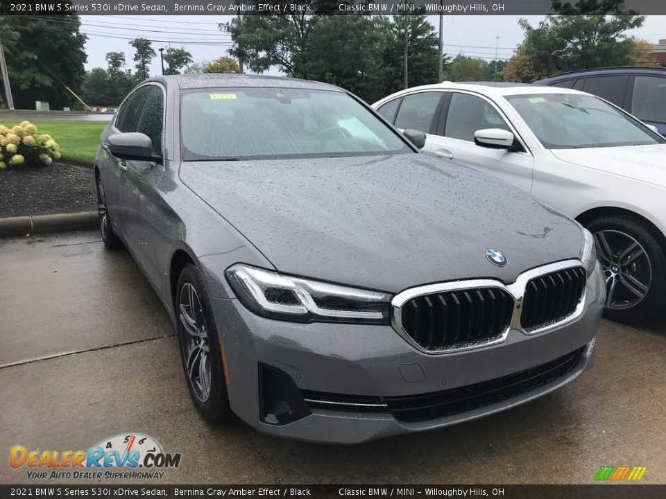 Front 3/4 View of 2021 BMW 5 Series 530i xDrive Sedan Photo #1