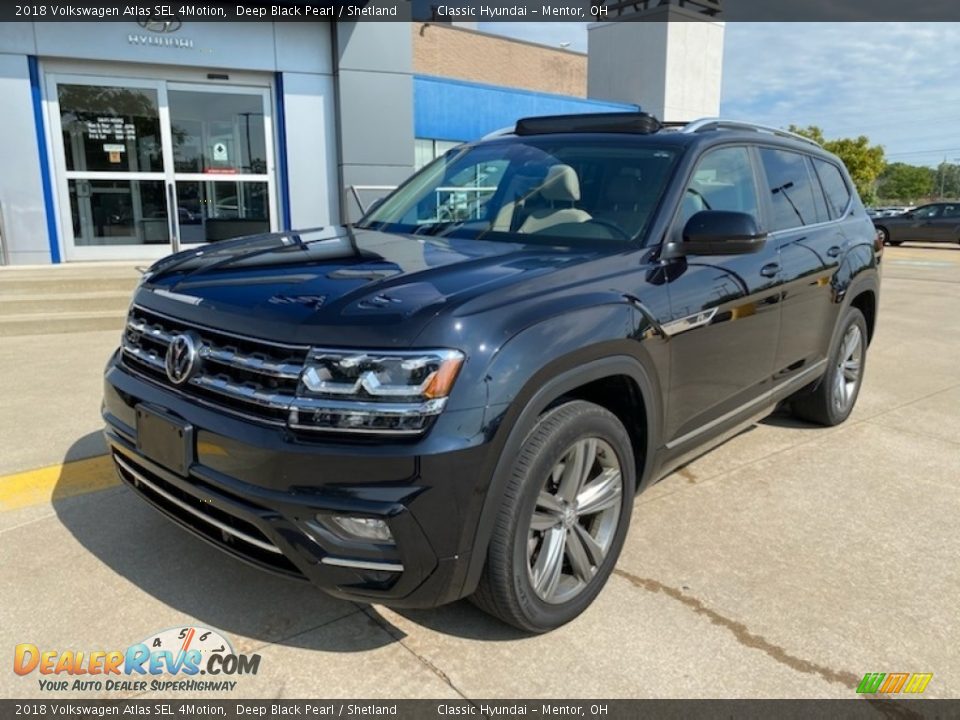 Front 3/4 View of 2018 Volkswagen Atlas SEL 4Motion Photo #1