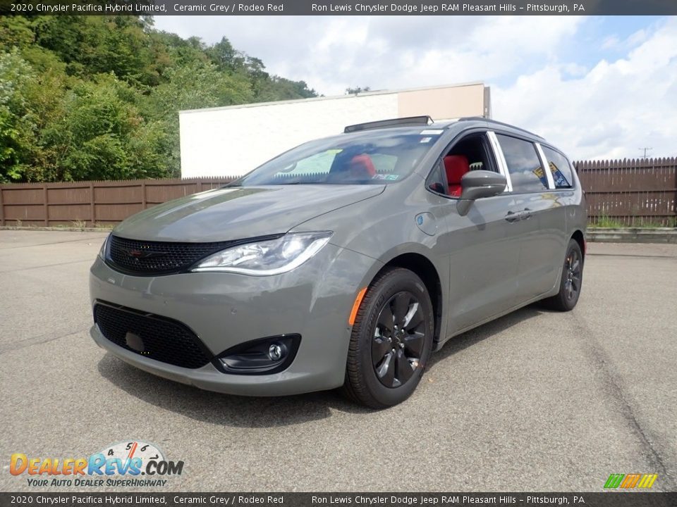 Front 3/4 View of 2020 Chrysler Pacifica Hybrid Limited Photo #1